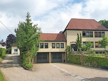 Eine Verjüngungskur erhält das Rathaus Rauhenebrach in Untersteinbach. Im Herbst wird das Gebäude zunächst energetisch saniert, dann wird auch der Verwaltungstrakt links des Haupteingangs komplett umgebaut. Die Tore im Untergeschoss sollen ebenfalls erneuert werden. Links befindet sich die Auffahrt zum künftigen behindertengerechten Eingang des Rathauses.  Foto: Sabine Weinbeer