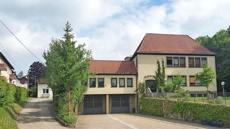 Eine Verjüngungskur erhält das Rathaus Rauhenebrach in Untersteinbach. Im Herbst wird das Gebäude zunächst energetisch saniert, dann wird auch der Verwaltungstrakt links des Haupteingangs komplett umgebaut. Die Tore im Untergeschoss sollen ebenfalls erneuert werden. Links befindet sich die Auffahrt zum künftigen behindertengerechten Eingang des Rathauses.  Foto: Sabine Weinbeer