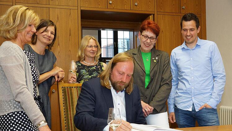 Anton Hofreiter trägt sich ins goldene Buch der Stadt ein. Mit dabei sind stellvertretende Bürgermeisterin Rita Schaupp, Bundestagskandidatin Manuela Rottmann, Stadträtin Elisabeth Assmann, stellvertretende Landrätin Monika Horcher und Stadtrat Florian Röthlein. Foto: Guzy