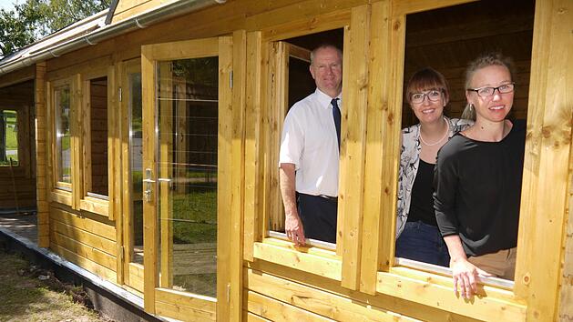 Hereinspaziert: Stine Michel, Nancy Grau und Lutz Lange (von rechts) sind zufrieden mit dem Baufortschritt beim neuen "Welcome-Center" am Thermalbadparkplatz. Foto: Berthold K&ouml;hler