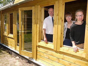 Hereinspaziert: Stine Michel, Nancy Grau und Lutz Lange (von rechts) sind zufrieden mit dem Baufortschritt beim neuen "Welcome-Center" am Thermalbadparkplatz. Foto: Berthold Köhler