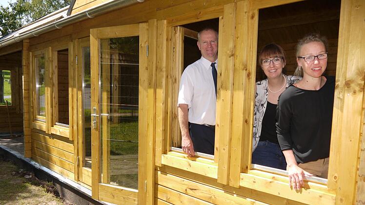 Hereinspaziert: Stine Michel, Nancy Grau und Lutz Lange (von rechts) sind zufrieden mit dem Baufortschritt beim neuen "Welcome-Center" am Thermalbadparkplatz. Foto: Berthold Köhler