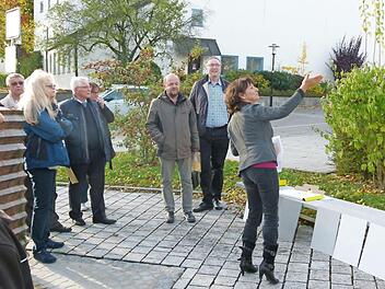 Auf Farbensuche für die Fassade der Emil-Fischer-Grundschule begab sich der Gemeinderat von Dörfles-Esbach zusammen mit der Planerin Marion Setzer.  Foto: Lothar Weidner