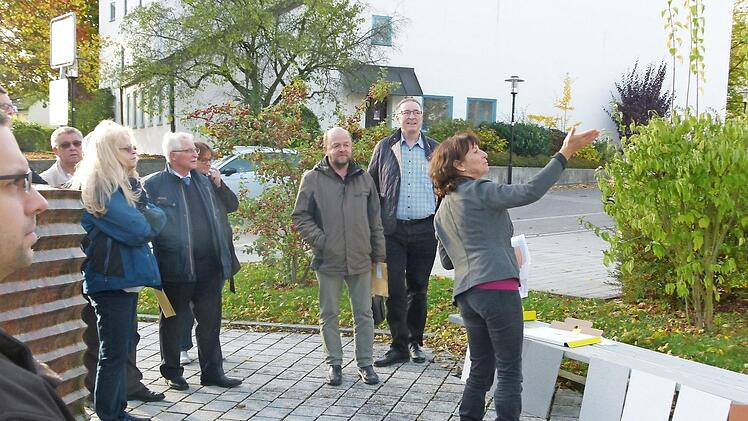 Auf Farbensuche für die Fassade der Emil-Fischer-Grundschule begab sich der Gemeinderat von Dörfles-Esbach zusammen mit der Planerin Marion Setzer.  Foto: Lothar Weidner