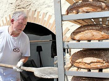 B&auml;ckermeister Helmut Hofmann sorgt f&uuml;r Nachschub. Fotos: Tobias Hohner