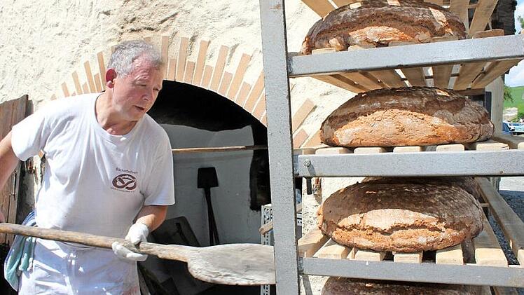 B&auml;ckermeister Helmut Hofmann sorgt f&uuml;r Nachschub. Fotos: Tobias Hohner