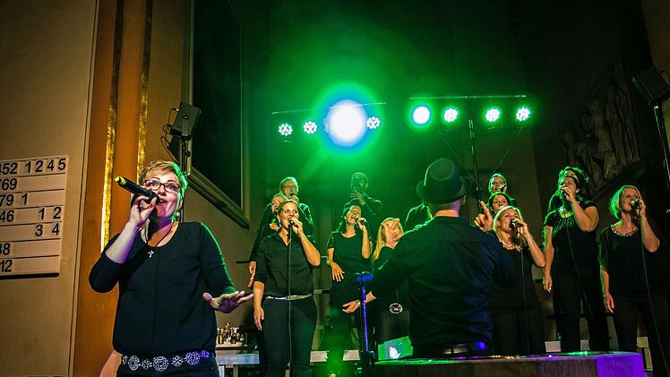 Mitreißender Auftritt vor zahlreichen Zuhörern: "Gospelrock und Band"  aus Erfurt unter Leitung von Oliver Debus  beim Gastspiel in St. Georg in Neustadt.Foto: Jochen Berger