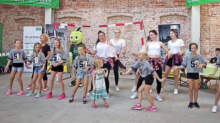 Die "Modern Dance Group" des TV Unterrodach lud zum Tanzen ein.