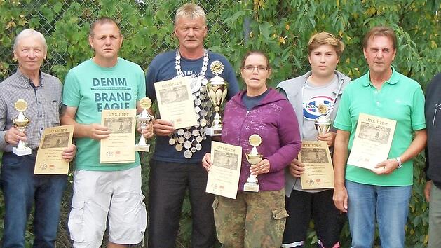 Alle Preistr&auml;ger des K&ouml;nigspokalfischens vom Sportfischerverein Bamberg, umrahmt von Drittem B&uuml;rgermeister Alexander Porst (l.) und Pr&auml;sident Alfred G&ouml;tz  Foto: Karlheinz Kaiser