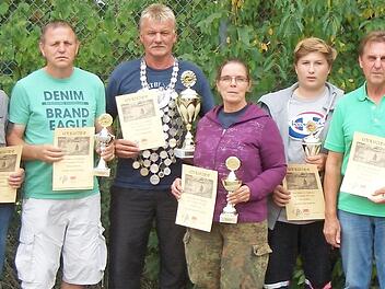 Alle Preistr&auml;ger des K&ouml;nigspokalfischens vom Sportfischerverein Bamberg, umrahmt von Drittem B&uuml;rgermeister Alexander Porst (l.) und Pr&auml;sident Alfred G&ouml;tz  Foto: Karlheinz Kaiser
