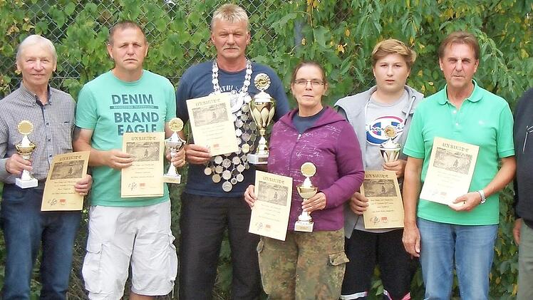 Alle Preistr&auml;ger des K&ouml;nigspokalfischens vom Sportfischerverein Bamberg, umrahmt von Drittem B&uuml;rgermeister Alexander Porst (l.) und Pr&auml;sident Alfred G&ouml;tz  Foto: Karlheinz Kaiser