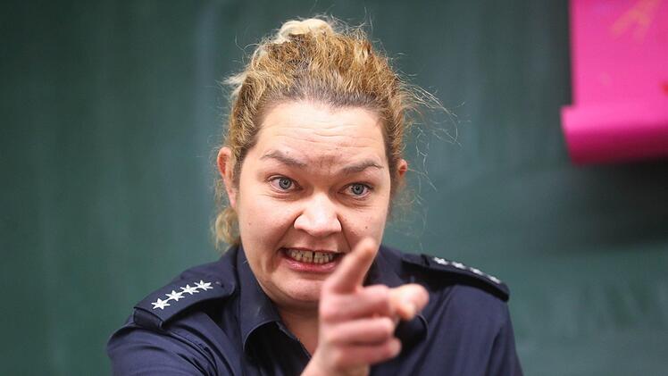 Starker Auftritt: In der Rolle der Polizistin Hannah Stein betreibt Friedericke Pasch Aufklärungsarbeit im Klassenzeit - Aufklärungsarbeit zum Thema Mobbing einer Mitschülerin im Internet.Foto: Henning Rosenbusch