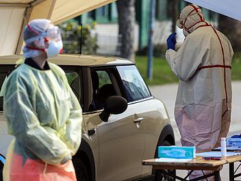 Corona-Tests sollen im Landkreis Bad Kissingen bald an einem fest installierten Drive-In erfolgen. Unser Bild zeigt Einsatzkräfte mit Schutzausrüstung an einer solchen Anlaufstelle im nordrhein-westfälischen Herdecke. Foto: Alex Talash/dpa