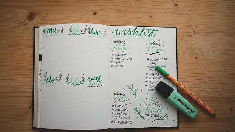 Ein Bullet Journal lässt sich ganz einfach selbst herstellen: Dein selbst gestalteter Terminplaner hilft dir, dich besser zu organisieren und fördert zusätzlich deine Kreativität.