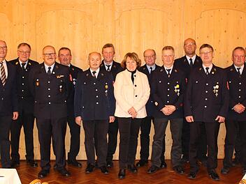 Ehrungen bei der Feuerwehr Oberleichtersbach f&uuml;r 40 Jahre Zugeh&ouml;rigkeit: Stellvertretende Landr&auml;tin Brigitte Meyerdierks (Mitte), B&uuml;rgermeister Dieter Muth (von links) und Kreisbrandrat Benno Metz gratulierten Walter Muth, Karl Ziegler, Roland Rom...