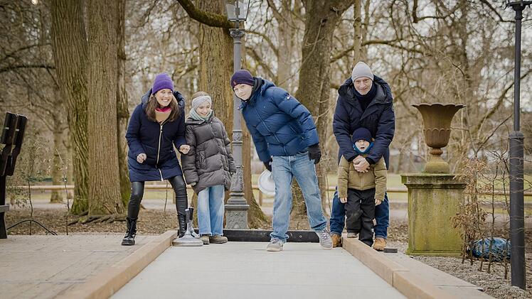 Seit seine Nierenleistung unter zehn Prozent gesunken ist, muss Philipp (rechts) dreimal in der Woche zur Dialyse, Heilung gibt es dadurch aber nicht. Die Rettung für den dreifachen Vater soll nun die Nierenspende seiner Frau Kirsten (links) sein.