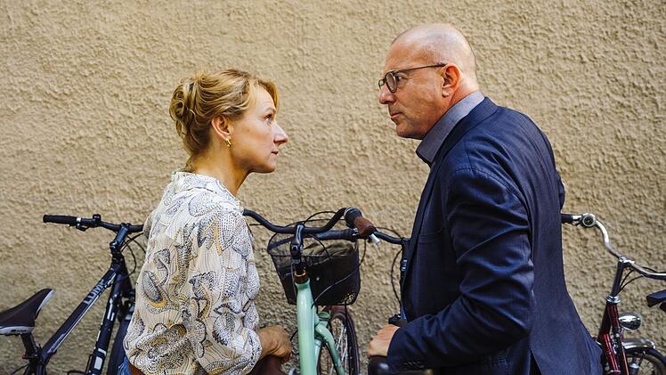 Wie Katz und Maus: Dr. F&ouml;rster (Heino Ferch) legt sich immer wieder mit Viola (Christina Gro&szlig;e) an. Diesmal wird der Streit schwerwiegende Konsequenzen haben.