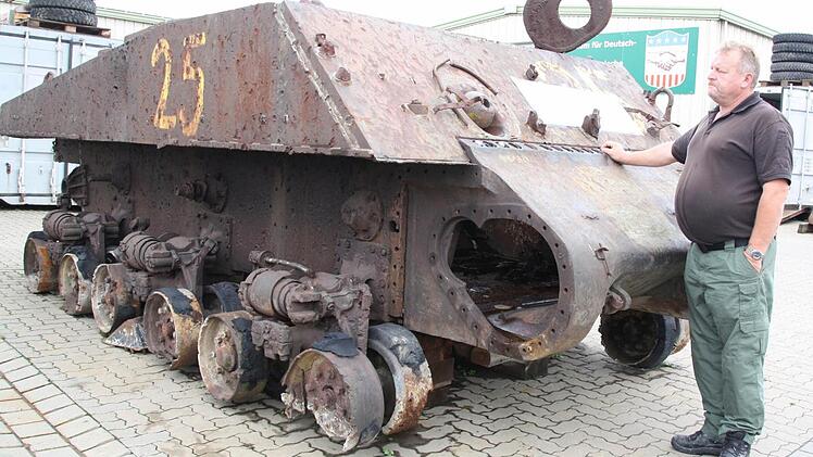 Geht es nach dem Bundesamt für Wehrtechnik und Beschaffung bleibt der "Sherman" in seinem jetzigen Zustand erhalten. Bernhard Bausenwein ist der Ansicht, dass eine Restaurierung technisch kein Problem sei.   Fotos: Edgar Bartl