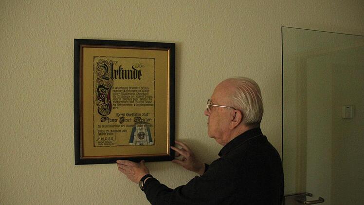 Für seine Verdienste erhielt Pfarrer Josef Fischer 2004 die goldene Ehrenmedaille des Marktes Küps.
