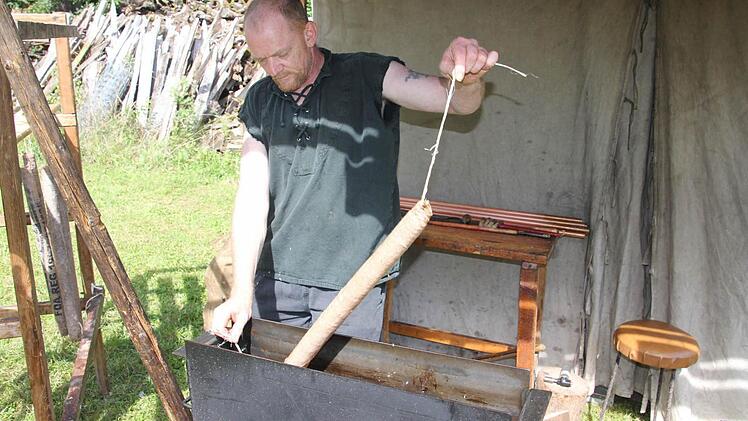 Die Herstellung von Fackeln mit einfachsten Mitteln demonstrierte dieser Anbieter.