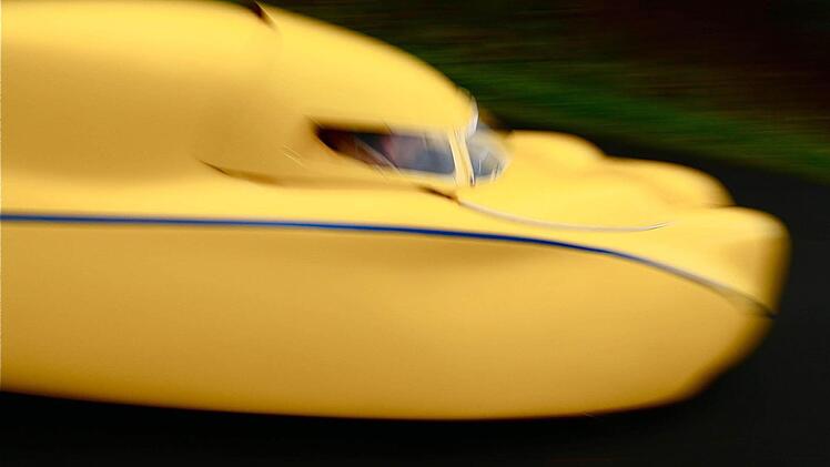 Die Velomobilisten betrieben Studien an der Abfahrt zwischen Elfershausen und Aura. Foto: Schaar