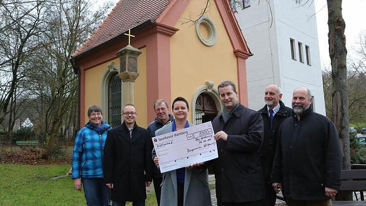 Bei der Spendenübergabe vor der sanierten Kapelle (von links): Regina Reiche, Michael Zopf, Helmut Brendel, Monika Hoh, Bertram Felix, Christian Wonka und Thomas Beck Foto: Barbara Herbst