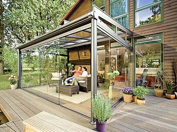 Terrasse oder Wintergarten? Eine Glas-Oase mit Dach und verschieb-, dreh- oder schwenkbaren Elementen verwischt die Grenzen zwischen drinnen und draußen. Fotos: djd/weinor.de
