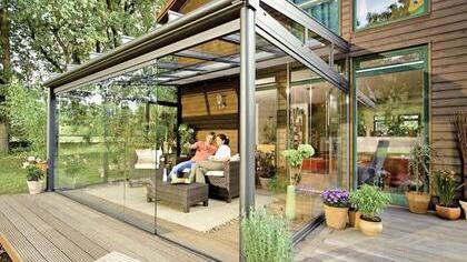 Terrasse oder Wintergarten? Eine Glas-Oase mit Dach und verschieb-, dreh- oder schwenkbaren Elementen verwischt die Grenzen zwischen drinnen und draußen. Fotos: djd/weinor.de