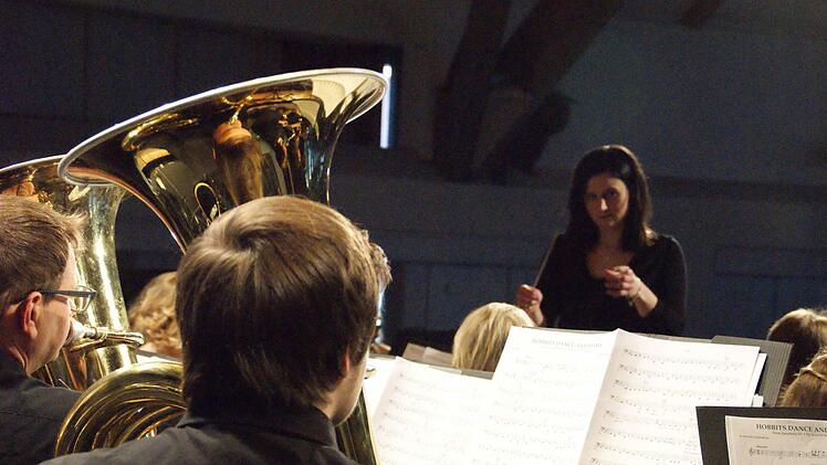 Sehr intensiv, immer im Blickkontakt mit ihren Musikern, leitet Jennifer Amthor die Stadtkapelle Eltmann.Foto: Sabine Weinbeer