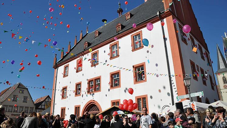 Mit dem Luftballonweitflugwettbewerb startete das 38. Haßfurter Straßenfest.