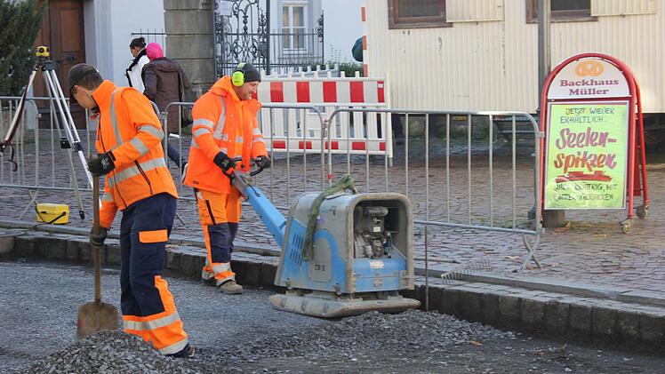 Der Schotter wird mit einer Rüttelplatte verdichtet.  Foto: Friedwald Schedel