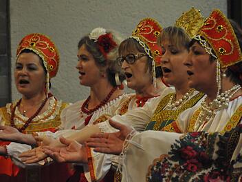 Lebensfreude pur, die ansteckend wirkte, das bot das Konzert des russischen Singkreises Slawjanka aus Bad Kissingen. Erstmals stellte er sich in der Wandelhalle einem größeren Publikum vor. Fotos: Peter Klopf
