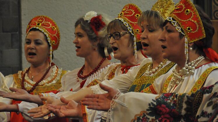 Lebensfreude pur, die ansteckend wirkte, das bot das Konzert des russischen Singkreises Slawjanka aus Bad Kissingen. Erstmals stellte er sich in der Wandelhalle einem größeren Publikum vor. Fotos: Peter Klopf
