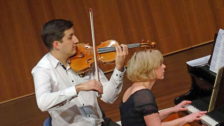 Die Pianistin Zane Stradyna und der Geiger Martin Emmerich beeindruckten das Publikum im Kongresshaus Rosengarten. Foto: Jochen Berger
