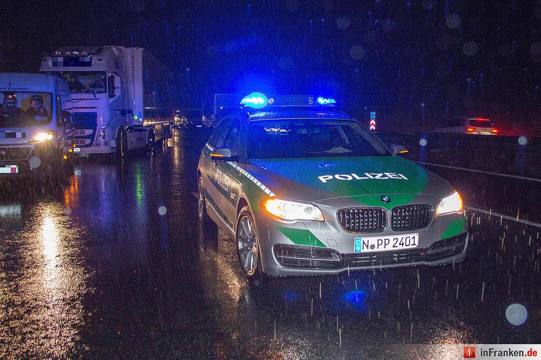 Achsbruch führt zur Vollsperrung – Sieben Fahrzeuge durch herumfliegende Ladung beschädigt