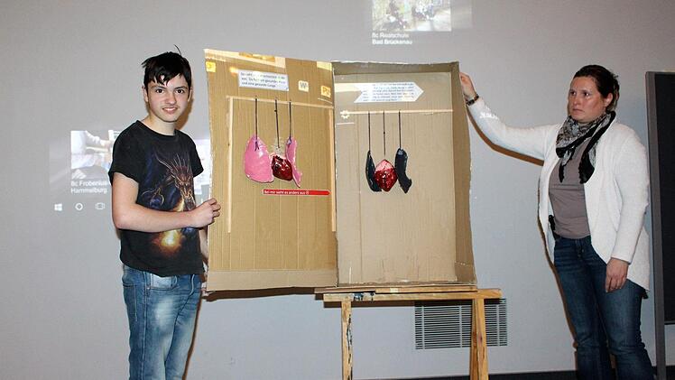 Der Gewinnerbeitrag der St. Martin Förderschule Riedenberg: Eine aufklappbare Zigarettenschachtel mit viel Information rund ums Rauchen und mit grausigem Inhalt.  Foto: Julia Raab
