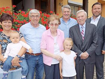 Nicht alltäglich: Das Ehepaar Werner und Bärbel Beyer (Bildmitte) erhält Glückwünsche zur diamantenen Hochzeit vom Ahorner Bürgermeister-Dreigestirn. Martin Finzel (rechts, parteilos), der Chef des Rathauses, gratulierte zusammen mit den beiden Söhnen des Jubelpaares, zum einen Wolfgang Beyer (Dritter von rechts, Zweiter Bürgermeister von der SPD) und zum anderen Winfried Beyer (Zweiter von links, Dritter Bürgermeister von der CSU). Es freuen sich auch die Tochter Elke Schreiner (links) und d...