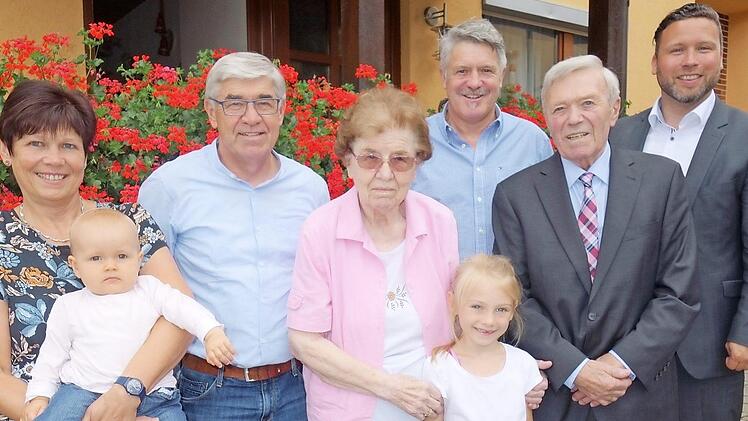 Nicht alltäglich: Das Ehepaar Werner und Bärbel Beyer (Bildmitte) erhält Glückwünsche zur diamantenen Hochzeit vom Ahorner Bürgermeister-Dreigestirn. Martin Finzel (rechts, parteilos), der Chef des Rathauses, gratulierte zusammen mit den beiden Söhnen des Jubelpaares, zum einen Wolfgang Beyer (Dritter von rechts, Zweiter Bürgermeister von der SPD) und zum anderen Winfried Beyer (Zweiter von links, Dritter Bürgermeister von der CSU). Es freuen sich auch die Tochter Elke Schreiner (links) und d...