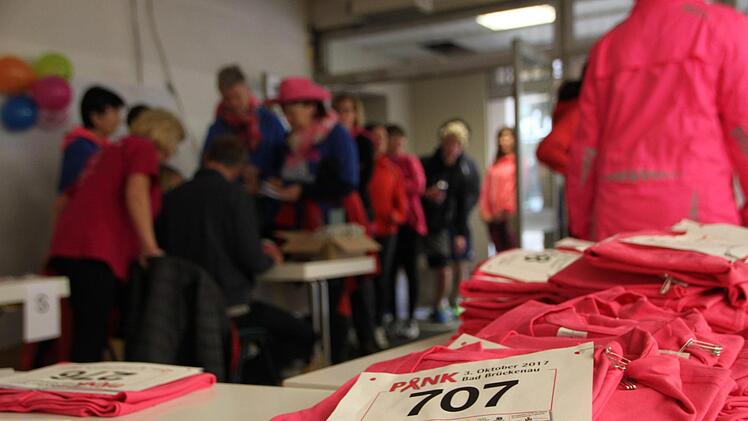 Jährlich am 3. Oktober laufen in Bad Brückenau Frauen zugunsten der Brustkrebsvorsorge. Foto: Ulrike Müller