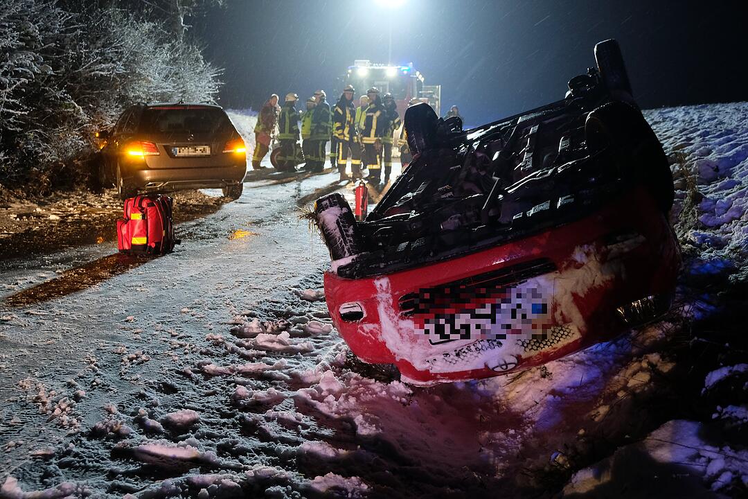 Kreis ERH: Unfall auf spiegelglatter und verschneiter Fahrbahn