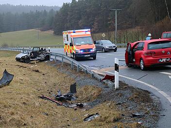 Auf der B85 in Höhe der Abzweigung nach Grafendobrach kam es am frühen Freitagnachmittag zu einem schwere Verkehrsunfall. Der Fahrer eines silberfarbenen Toyota (links) missachtete die Vorfahrt und stieß mit einem Golf zusammen. Der Unfallverursacher wurde aus dem Wrack geborgen, überlebte aber nicht.Jochen Nützel