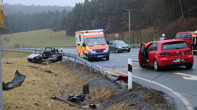 Auf der B85 in Höhe der Abzweigung nach Grafendobrach kam es am frühen Freitagnachmittag zu einem schwere Verkehrsunfall. Der Fahrer eines silberfarbenen Toyota (links) missachtete die Vorfahrt und stieß mit einem Golf zusammen. Der Unfallverursacher wurde aus dem Wrack geborgen, überlebte aber nicht.Jochen Nützel