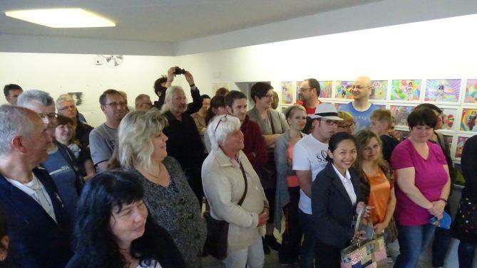 Viele Besucher wohnten der Ausstellungseröffnung im Nordhalbener Künstlerhaus bei.Norbert Neugebauer