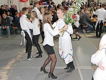 Beim Betzentanz in Hallerdorf herrschte prima Stimmung unter den Tanzpaaren. Foto: Mathias Erlwein