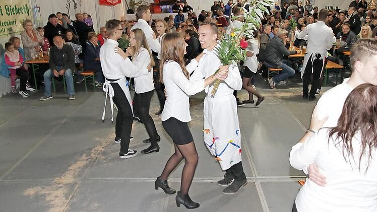 Beim Betzentanz in Hallerdorf herrschte prima Stimmung unter den Tanzpaaren. Foto: Mathias Erlwein