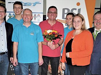 Der langjährige stellvertretende Vorsitzende der Bayerischen Sportjugend im Kreis Kulmbach, Dietmar Hofmann (Mitte, mit Blumenstrauß), wurd beim Kreisjugendtag geehrt und verabschiedet. Er übt inzwischen das Amt des Schatzmeisters im BLSV-Kreis Kulmbach aus. Mit im Bild (von links) Bürgermeister Ralf Hartnack, Jugendsprecher Patrick Foerster, Kreisvorsitzender Bernd Neidhart, Jugendsprecherin Maria Stübinger, Bezirksvorsitzende Katharina Stubenrauch und Landrat Klaus Peter Söllner Foto: Werne...