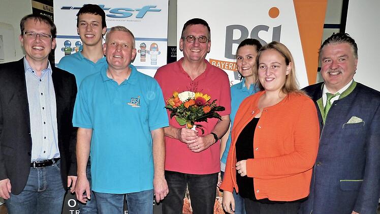 Der langjährige stellvertretende Vorsitzende der Bayerischen Sportjugend im Kreis Kulmbach, Dietmar Hofmann (Mitte, mit Blumenstrauß), wurd beim Kreisjugendtag geehrt und verabschiedet. Er übt inzwischen das Amt des Schatzmeisters im BLSV-Kreis Kulmbach aus. Mit im Bild (von links) Bürgermeister Ralf Hartnack, Jugendsprecher Patrick Foerster, Kreisvorsitzender Bernd Neidhart, Jugendsprecherin Maria Stübinger, Bezirksvorsitzende Katharina Stubenrauch und Landrat Klaus Peter Söllner Foto: Werne...