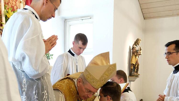 Der apostolische Nuntius der Schweiz, Thomas Gullickson, spendete die heilige Priesterweihe und nahm das Gehorsamsversprechen von Neupriester Pater Julian Altmann (kniend) ab.Karl-Heinz Hofmann
