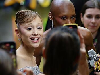 Ariana Grande (links) war bei der Premiere von "Wicked: For Good" in Singapur von einem Mann bedr&auml;ngt worden. Der 26-J&auml;hrige wurde nun zu neun Tagen Haft verurteilt.