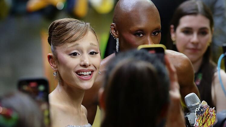 Ariana Grande (links) war bei der Premiere von "Wicked: For Good" in Singapur von einem Mann bedrängt worden. Der 26-Jährige wurde nun zu neun Tagen Haft verurteilt.